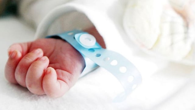 Un bebé sufrió quemaduras en su cuerpo.