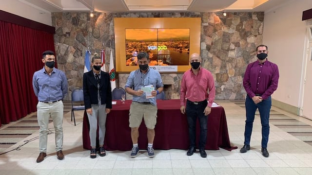 Entrega del tercer subsidio del año a los centros vecinales de Carlos Paz.