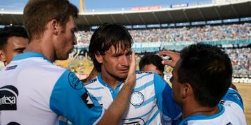 Bolatti y "el Picante" Pereyra saludan a Mauro Obolo en su despedida con la camiseta de Belgrano. (Ramiro Pereyra)