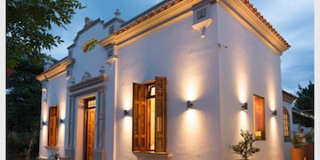 El exclusivo restaurante funciona dentro de una renovada casa antigua, donde cocinan con pasión e identidad cordobesa.