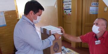 Elecciones 2021: el candidato a intendente de Colonia Wanda, Cristian Fuentes, emitió su voto.
