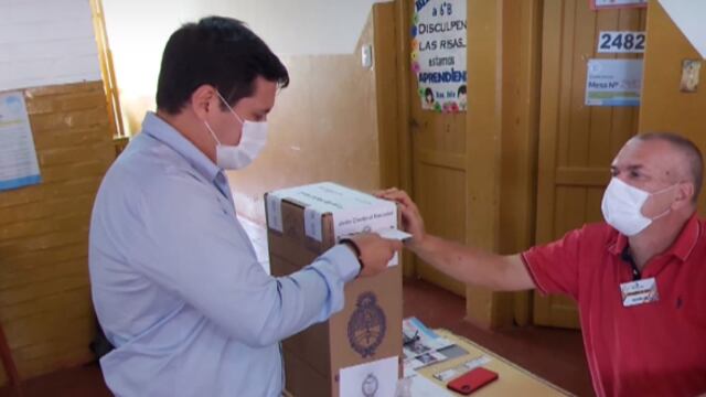 Elecciones 2021: el candidato a intendente de Colonia Wanda, Cristian Fuentes, emitió su voto.