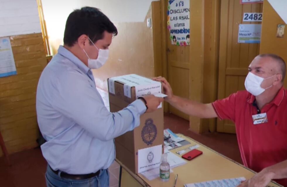 Elecciones 2021: el candidato a intendente de Colonia Wanda, Cristian Fuentes, emitió su voto