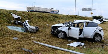 Accidente autopista Córdoba-Rosario. Tres agentes penitenciarios se estrellaron contra un poste, en la zona de Villa Posse.