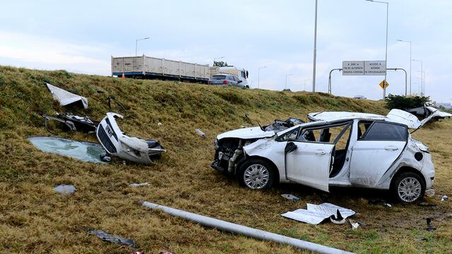 Accidente autopista Córdoba-Rosario. Tres agentes penitenciarios se estrellaron contra un poste, en la zona de Villa Posse.