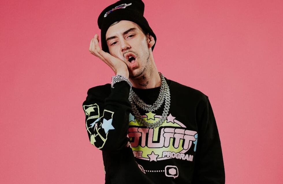 La divertida demostración de afecto de Kidd Keo a su novia en medio de un show