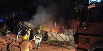 El incendio habría sido generado por un corto circuito eléctrico en una de las casas.