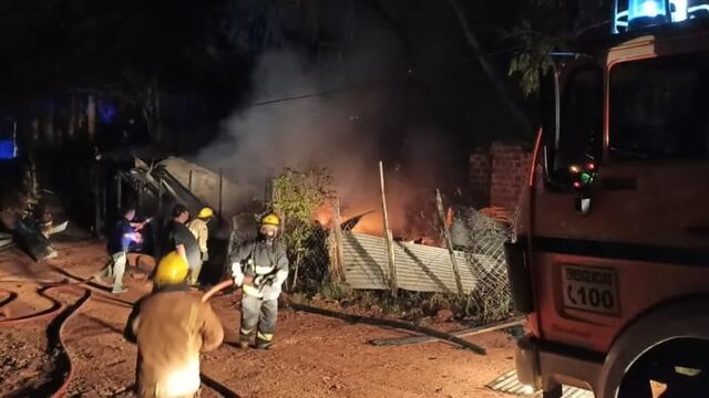 El incendio habría sido generado por un corto circuito eléctrico en una de las casas.