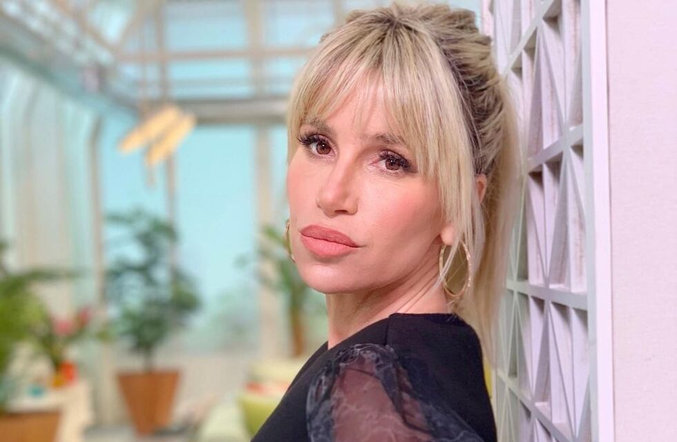 Flor Peña derritió las redes con la remera anudada y ropa interior roja