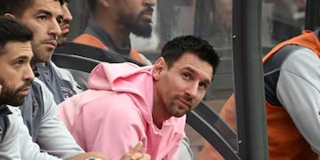 El rosarino se sentó en el banco de suplentes, pero no se anotó para jugar.