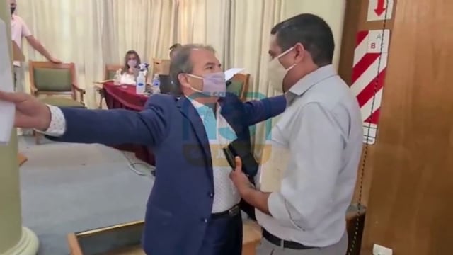 El momento en el que Jorge Rivera Prudencio invitó a pelear al periodista Walter Ríos.  Canal 13 San Juan.