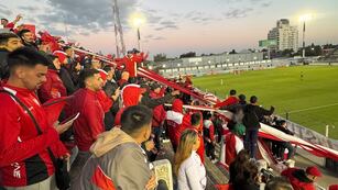Los hinchas de Instituto en la cancha de Estudiantes de Caseros (Gentileza).