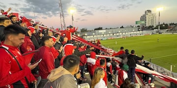 Los hinchas de Instituto en la cancha de Estudiantes de Caseros (Gentileza).