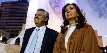 PROMESAS INCUMPLIDAS. Alberto Fernández y Cristina Fernández de Kirchner en Rosario, en 2019. Ese día, el entonces candidato prometió una "solución" para los endeudados UVA porque él ya lo había "hecho con Néstor Kirchner" (La Voz/Archivo)