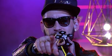 El cantante visitó el programa de la noche de América