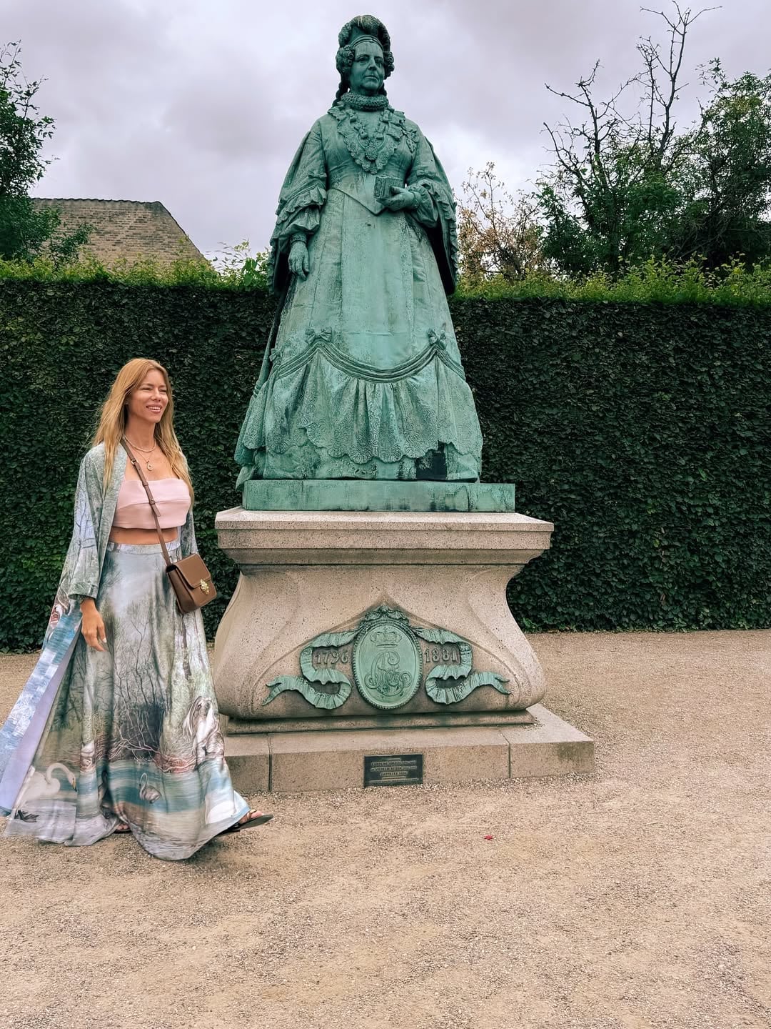 Nicole Neumann viajó a Europa y sorprendió a sus fans con un mini top y falda mega tendencia