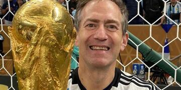 El salteño que levantó la Copa del Mundo.