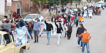 Martín Llamas y demás candidatos de la lista 505 del FdT-PJ, en caminata por Alto Comedero.