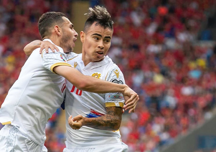 El Chino Zelarayán celebra uno de sus goles para Armenia. La rompió ante Gales. (Gentileza ESPN).