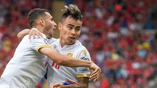 El Chino Zelarayán celebra uno de sus goles para Armenia. La rompió ante Gales (Gentileza ESPN).