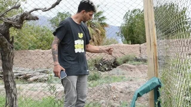 Las cámaras de seguridad de un vecino captaron a dos motos con cuatro sujetos que se bajaron y accedieron a la propiedad.
