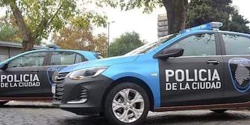 Tres hinchas de River le sacaron el arma a una policía e intentaron matarla: todavía están prófugos.