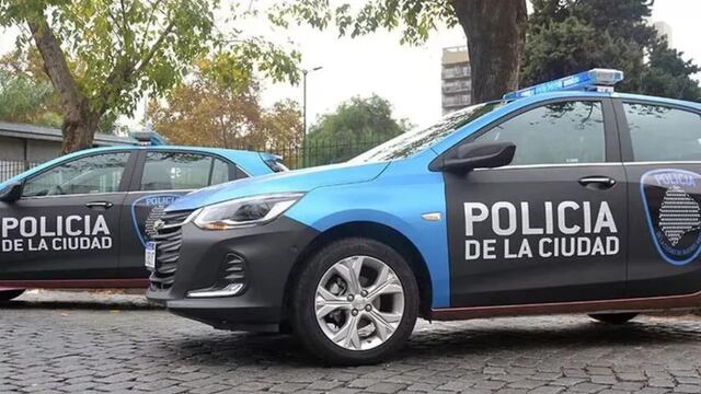 Tres hinchas de River le sacaron el arma a una policía e intentaron matarla: todavía están prófugos.