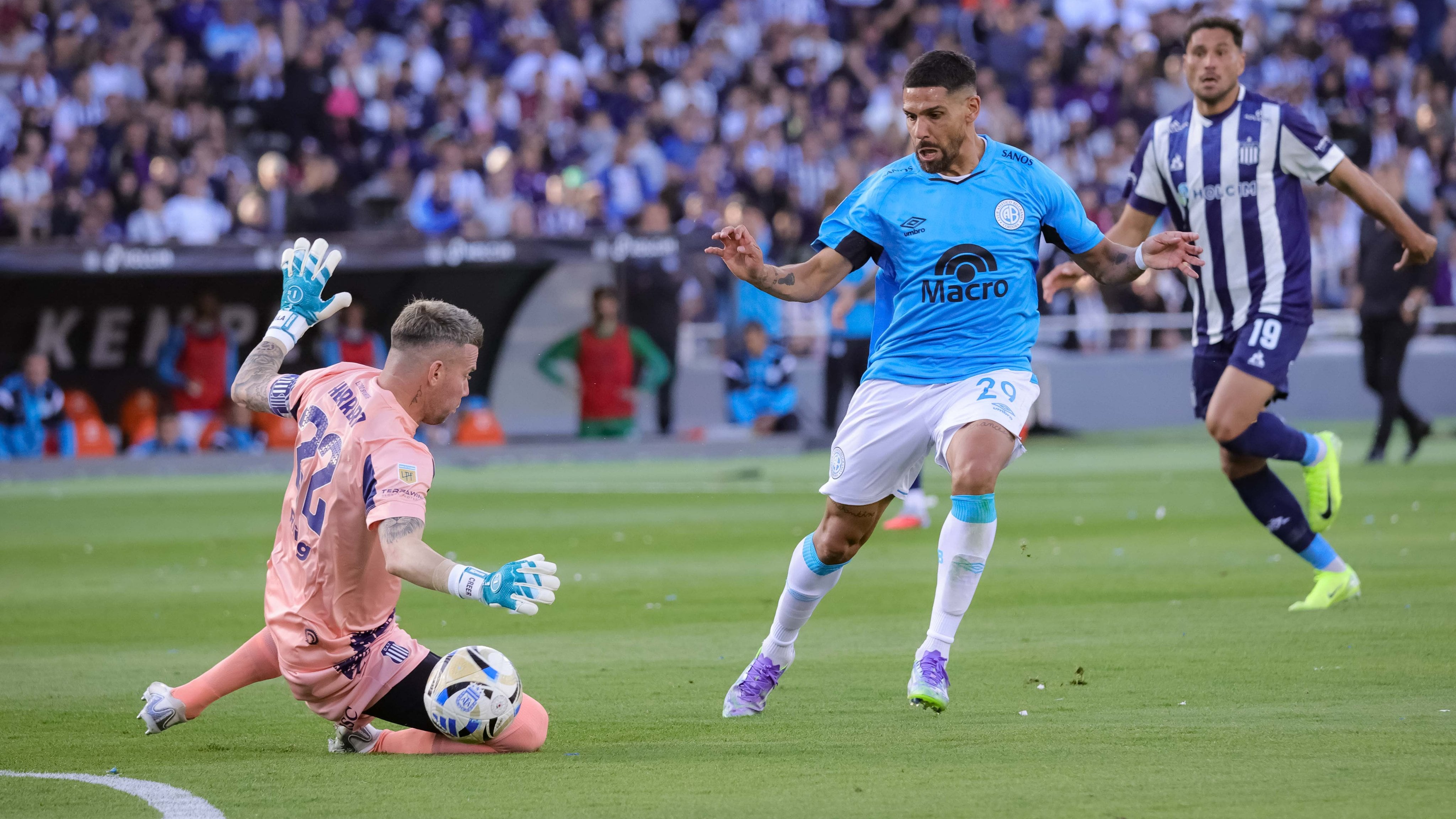 Talleres ante Belgrano, en el clásico de la fecha 11. (Prensa Belgrano).