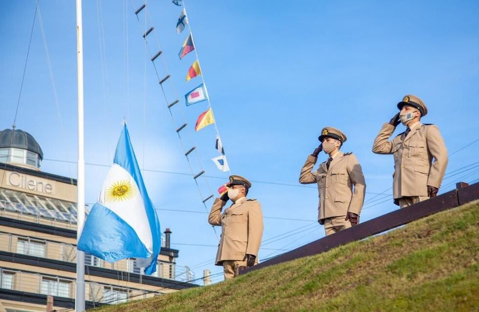 Ushuaia celebró su 137° aniversario con el izamiento del Pabellón Nacional
