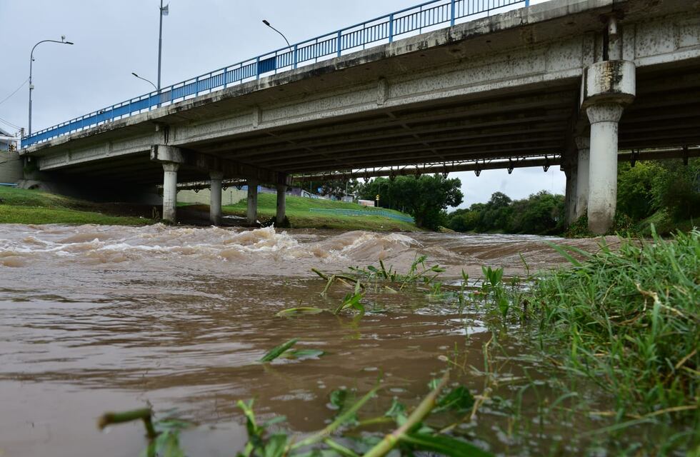 Una mujer cayó al Río Suquía y fue arrastrada por el agua: dramático rescate en Córdoba