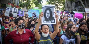 Una multitud se movilizó durante la tarde y noche de ayer por las calles mendocinas reclamando justicia por el femicidio de Florencia. Foto: Nicolás Ríos / Los Andes.