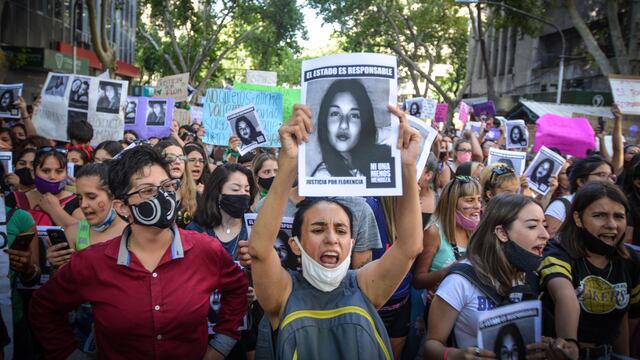 Una multitud se movilizó durante la tarde y noche de ayer por las calles mendocinas reclamando justicia por el femicidio de Florencia. Foto: Nicolás Ríos / Los Andes.