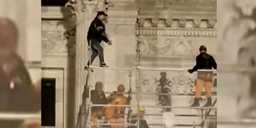 Un hombre se subió a un andamio del Congreso y amenazó con tirarse al vacío.