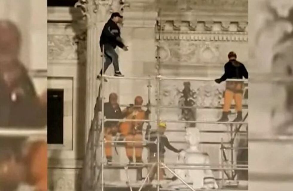 Un hombre se colgó en unos andamios del Congreso de la Nación y amenazó con lanzarse al vacío