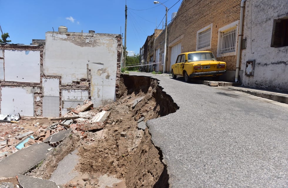 Se comió la mitad de la calle: otro socavón producto de las lluvias en Córdoba