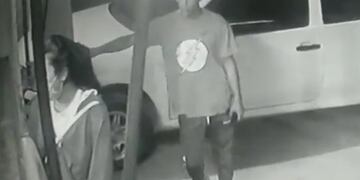 El sujeto quedó expuesto en el video de la cámara de seguridad del comercio.