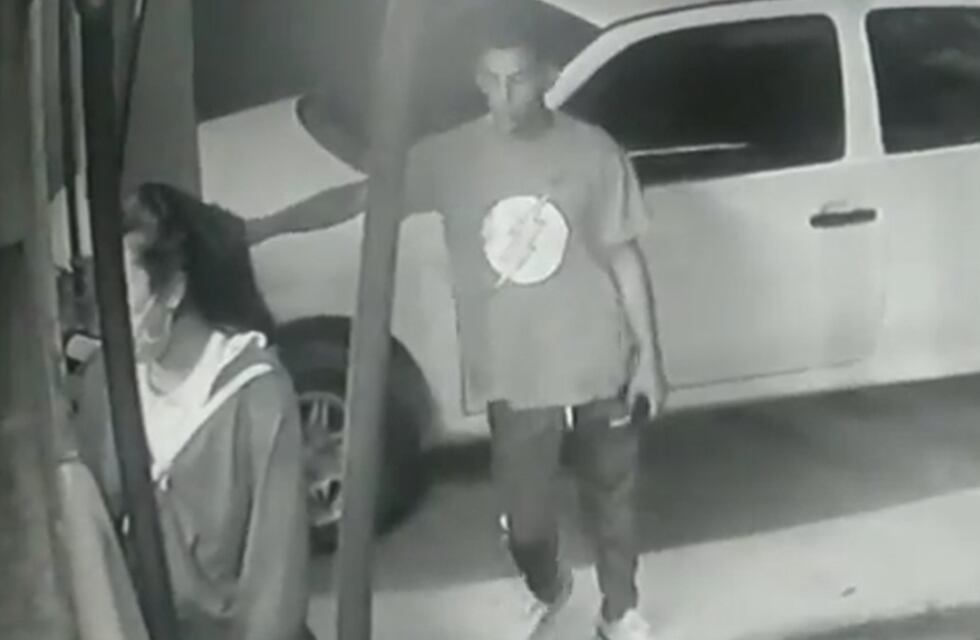 Inseguridad en Córdoba: filman un delincuente arrancándole la cartera a una joven en Carrara de Horizonte