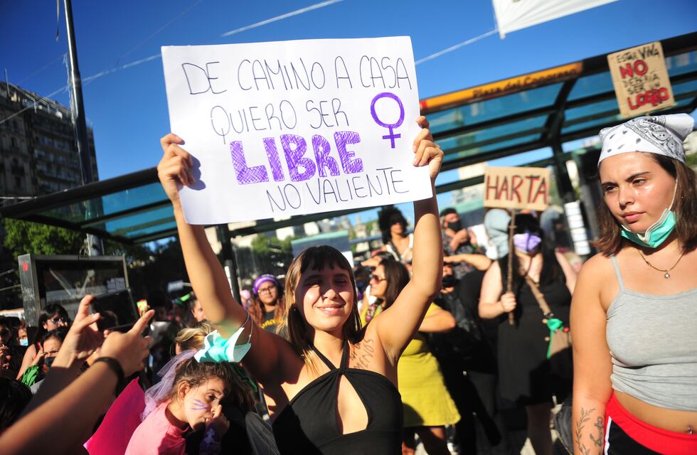 Día de la Mujer: las calles porteñas se tiñeron de violeta bajo el reclamo por igualdad de derechos
