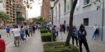 Por las largas filas para el centro de testeo, suspendieron la atención.