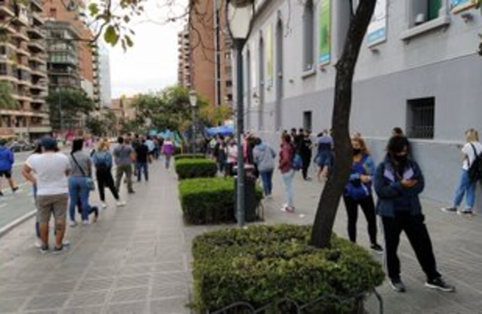 Por la cantidad de gente cerraron la fila para hisopados en el Paseo Buen Pastor