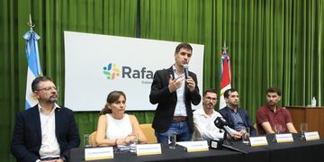 El intendente de Rafaela, Leonardo Viotti, encabezó el concurso de precios para la compra de maquinarias