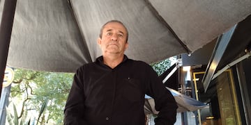 Raúl, el mozo que recuperó el celular que le habían sustraído a un cliente.