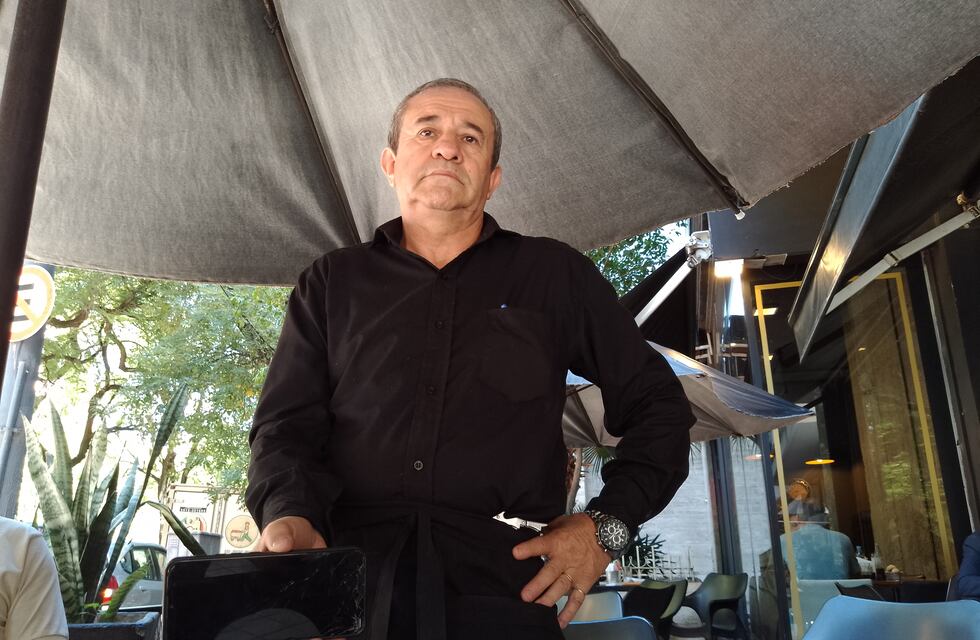 A las piñas: un mozo, el héroe del día