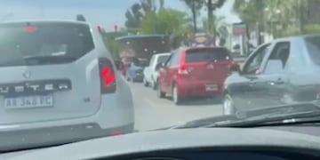 Un cordobés transportó una pileta en su auto y se hizo viral.