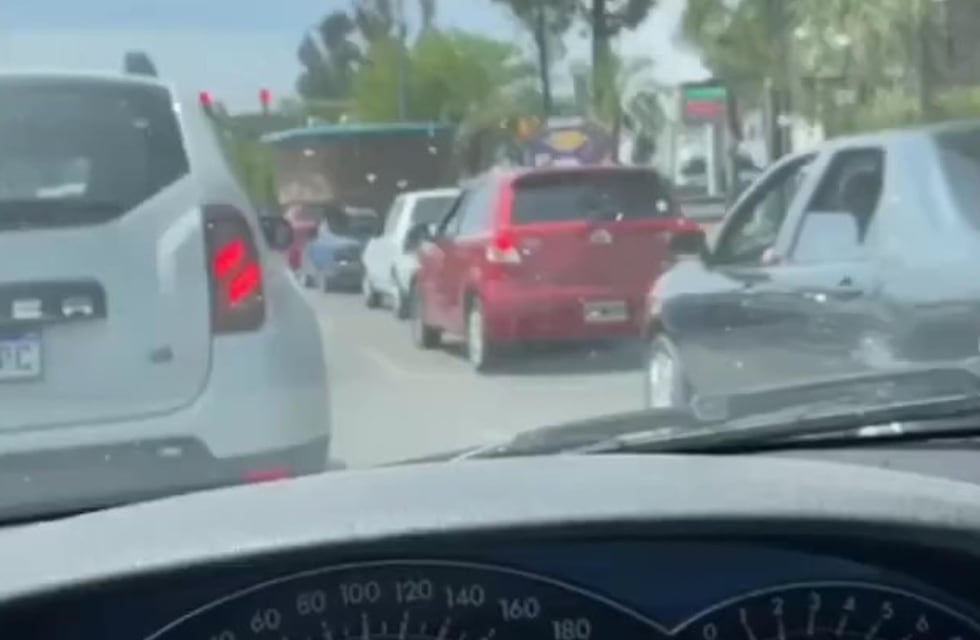 Un Renault 18 y una pileta enorme: el video “bien cordobés” que es furor en Instagram