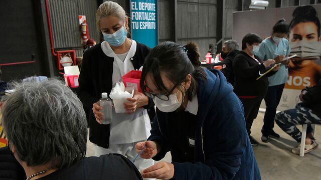 Vacunan contra Covid 19 (Coronavirus), a obesos grado II y III.
Esta jornada comenzó la vacunación con vacuna Sputnik V, a personal de la Salud, y a obesos mayores de 40 años, en la Nave Cultural del Vacunatorio de Campaña de Parque Central.