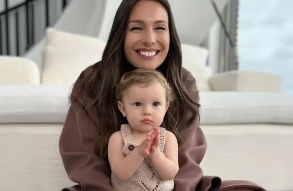 El tierno look de Ana, la hija de Pampita, para jugar en la plaza: jardinero y remera con corazones