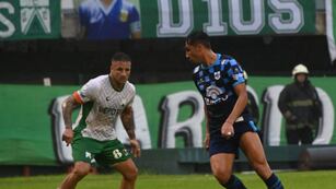 Facundo Rizzi (Gimnasia de Jujuy) maneja la pelota en un pasaje de lo que fue la derrota 2 a 0 como visitante contra Ferro.