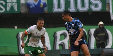 Facundo Rizzi (Gimnasia de Jujuy) maneja la pelota en un pasaje de lo que fue la derrota 2 a 0 como visitante contra Ferro.