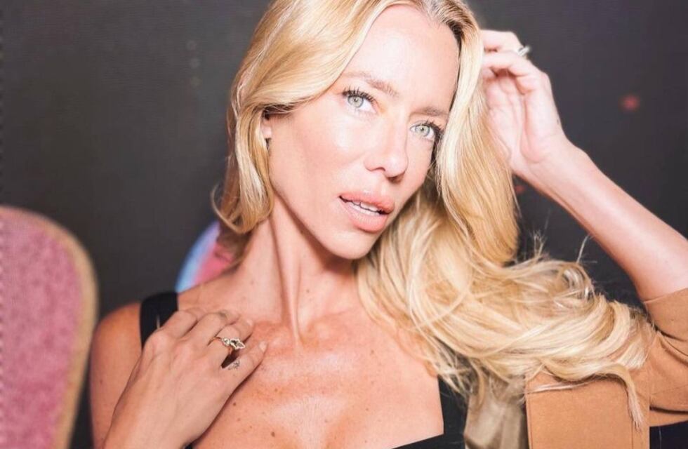Desde Italia, Nicole Neumann posó como sirena en mini vestido con aberturas y aros